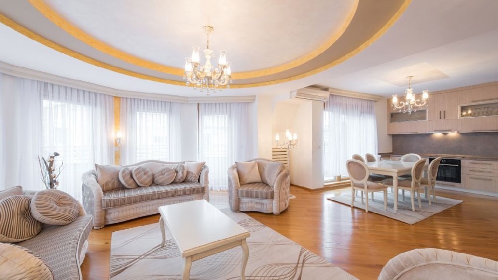 技术创新驱动产业升级，智能化与数据治理成发展主线